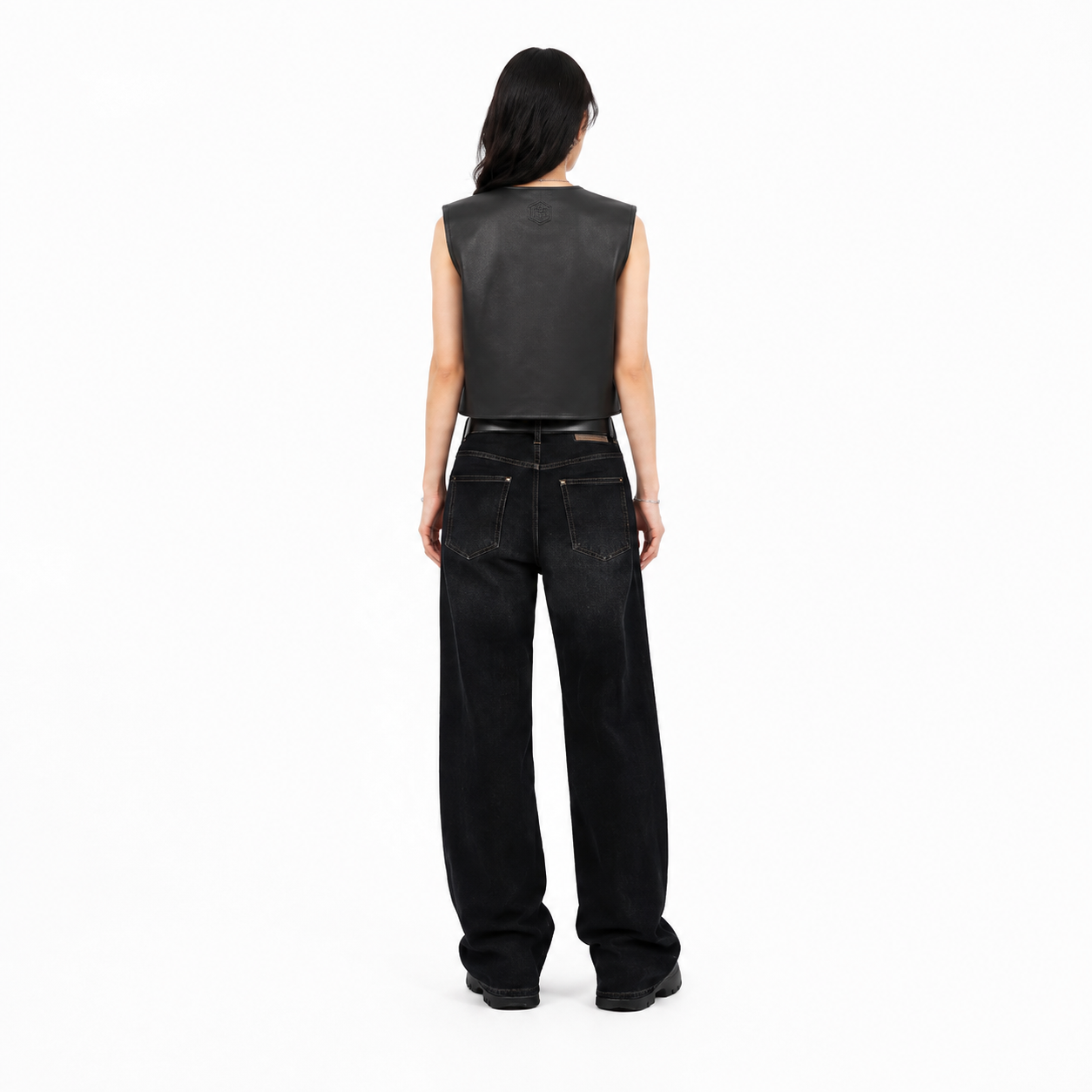 Women's Black Distressed Buffalo Leather Vest manufacturing detail 2