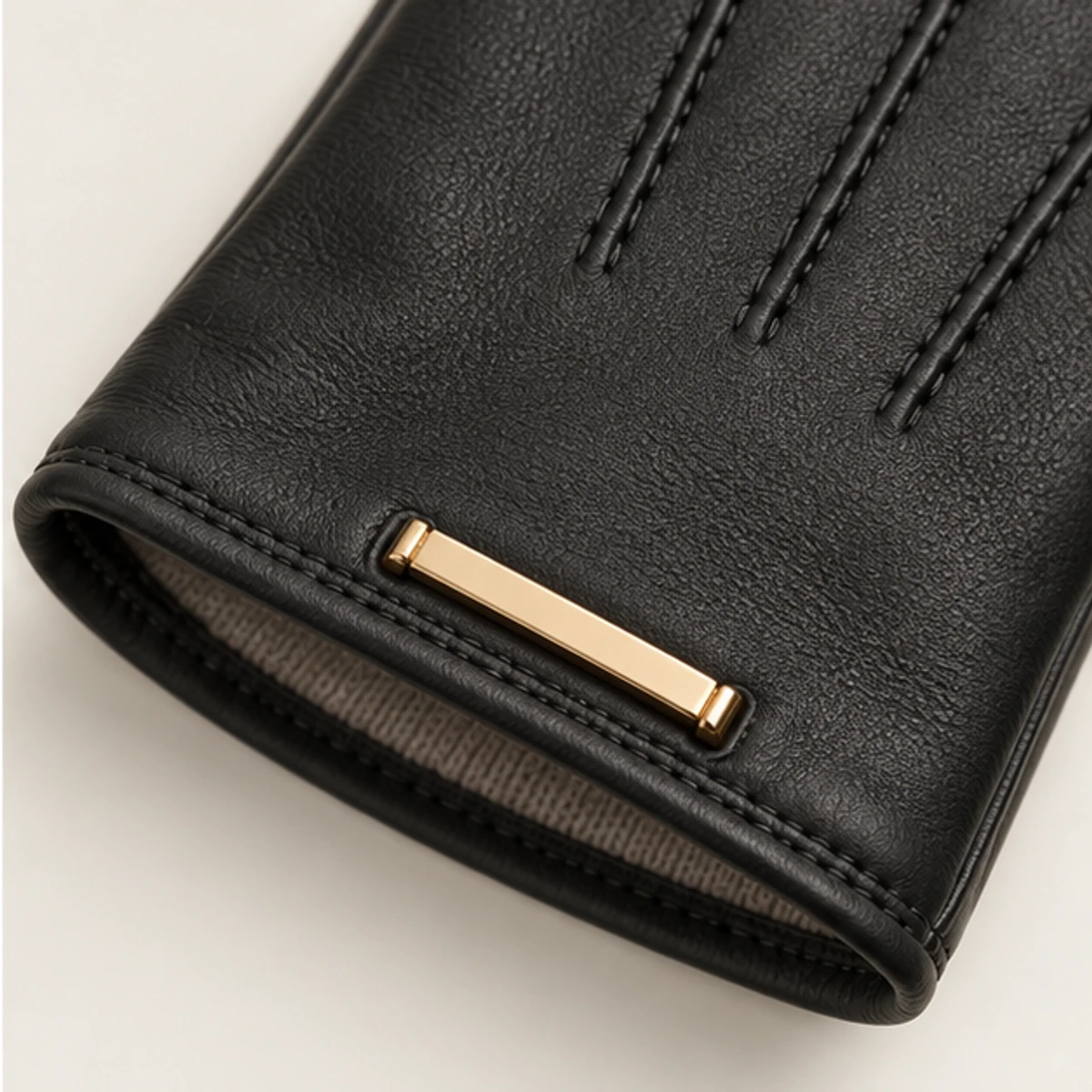 Women's Black Touchscreen Cashmere-Lined Leather Gloves manufacturing detail 4